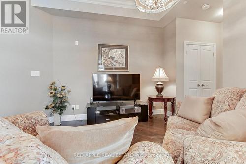 519 - 111 Civic Square Gate, Aurora, ON - Indoor Photo Showing Living Room