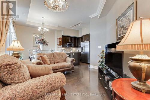 519 - 111 Civic Square Gate, Aurora, ON - Indoor Photo Showing Living Room