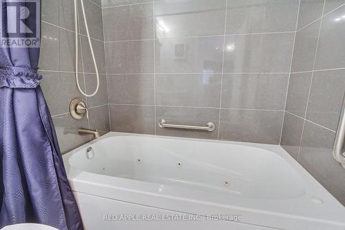 519 - 111 Civic Square Gate, Aurora, ON - Indoor Photo Showing Bathroom
