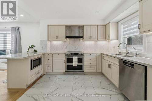 3071 Bayberry Drive, Mississauga, ON - Indoor Photo Showing Kitchen With Double Sink With Upgraded Kitchen