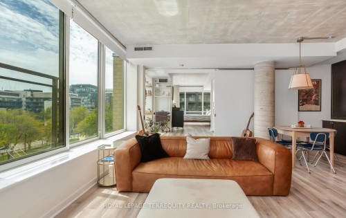 704-50 Camden Street, Toronto, ON - Indoor Photo Showing Living Room