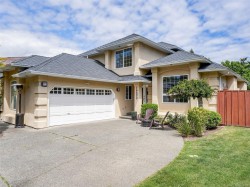 1290 Les Meadows Cres Saanich, BC V8X 5G4