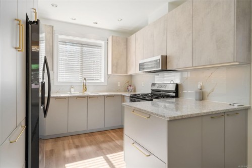#105-1950 John Rd, Sidney, BC 