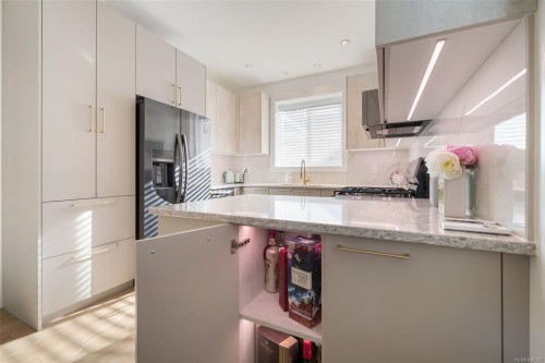 #105-1950 John Rd, Sidney, BC 