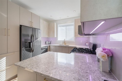#105-1950 John Rd, Sidney, BC 