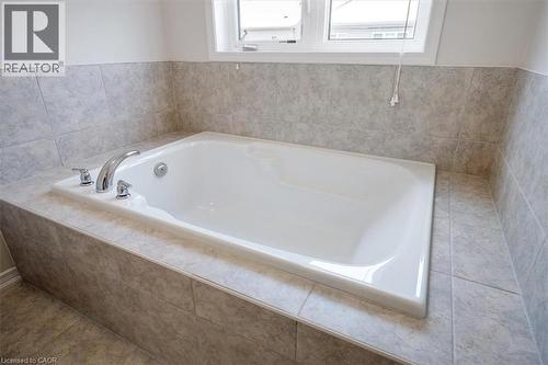 Full bath with a garden tub - 13 Steven Drive, Thorold, ON - Indoor Photo Showing Bathroom