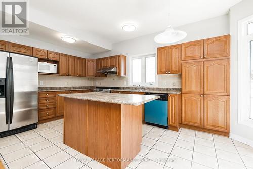 Kitchen with eat-up island - 127 Finn Court, Ottawa, ON - Indoor Photo Showing Kitchen