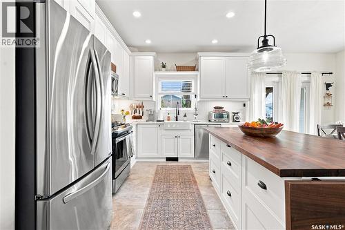 621 Braun Lane, Warman, SK - Indoor Photo Showing Kitchen With Stainless Steel Kitchen