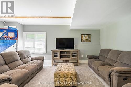 7 Duquette Court, Tiny, ON - Indoor Photo Showing Living Room
