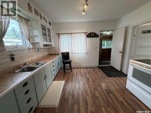 277 2Nd Avenue W, Melville, SK - Indoor Photo Showing Kitchen With Double Sink