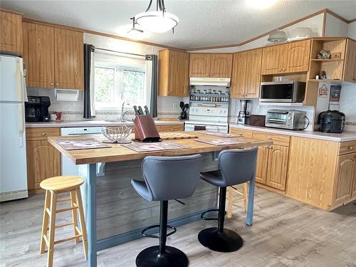 195 4Th Avenue, Rivers, MB - Indoor Photo Showing Kitchen