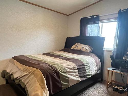 195 4Th Avenue, Rivers, MB - Indoor Photo Showing Bedroom