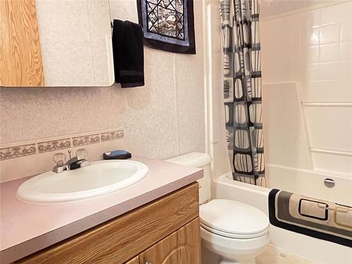 195 4Th Avenue, Rivers, MB - Indoor Photo Showing Bathroom