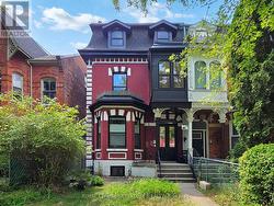 3 - 28 BEACONSFIELD AVENUE  Toronto, ON M6J 3H9