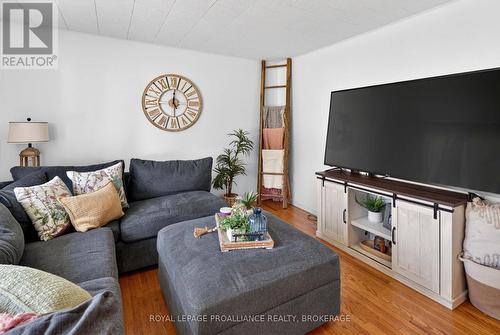 26 Mclean Boulevard, Perth, ON - Indoor Photo Showing Living Room