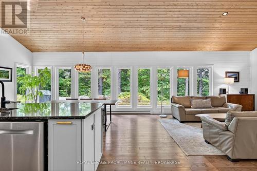 3063 Brewers Mills Road, Kingston (City North Of 401), ON - Indoor Photo Showing Living Room