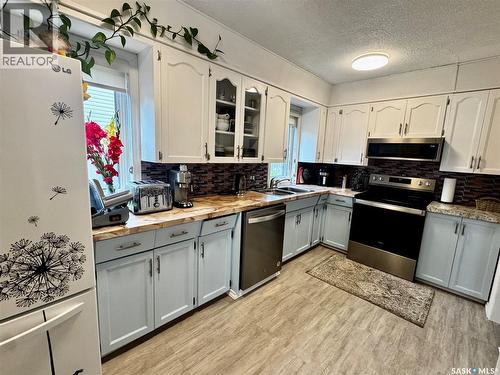 142 Peaker Avenue, Yorkton, SK - Indoor Photo Showing Kitchen With Double Sink