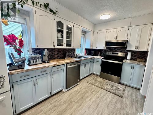 142 Peaker Avenue, Yorkton, SK - Indoor Photo Showing Kitchen With Double Sink