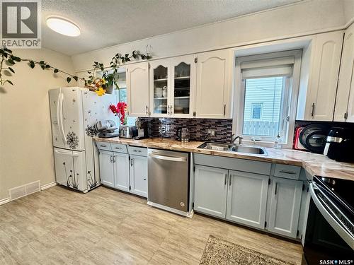 142 Peaker Avenue, Yorkton, SK - Indoor Photo Showing Kitchen With Double Sink