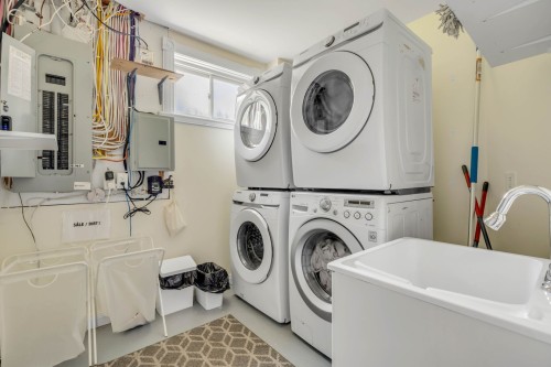 Salle de lavage - 765 Av. Ste-Brigitte, Sainte-Brigitte-De-Laval, QC - Indoor Photo Showing Laundry Room