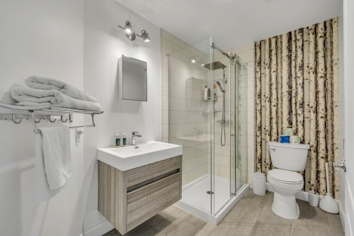 Salle de bains - 765 Av. Ste-Brigitte, Sainte-Brigitte-De-Laval, QC - Indoor Photo Showing Bathroom