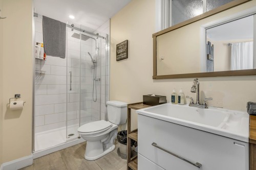 Salle de bains - 765 Av. Ste-Brigitte, Sainte-Brigitte-De-Laval, QC - Indoor Photo Showing Bathroom