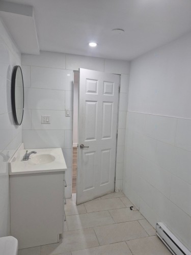 Bathroom - 14A Rue De Bayeux, Laval (Laval-Des-Rapides), QC - Indoor Photo Showing Laundry Room