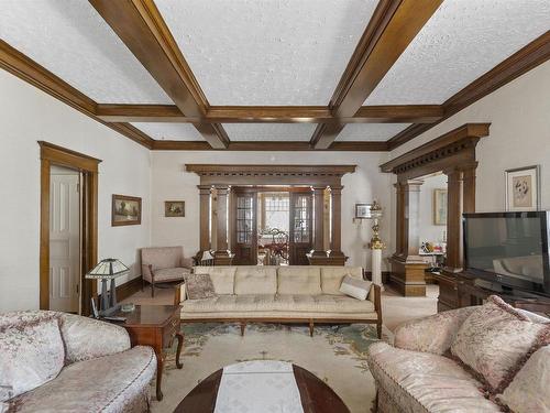 43 Summit Avenue, Thunder Bay, ON - Indoor Photo Showing Living Room