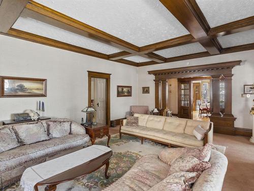 43 Summit Avenue, Thunder Bay, ON - Indoor Photo Showing Living Room