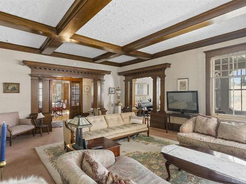 43 Summit Avenue, Thunder Bay, ON - Indoor Photo Showing Living Room
