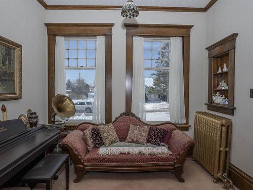 43 Summit Avenue, Thunder Bay, ON - Indoor Photo Showing Living Room