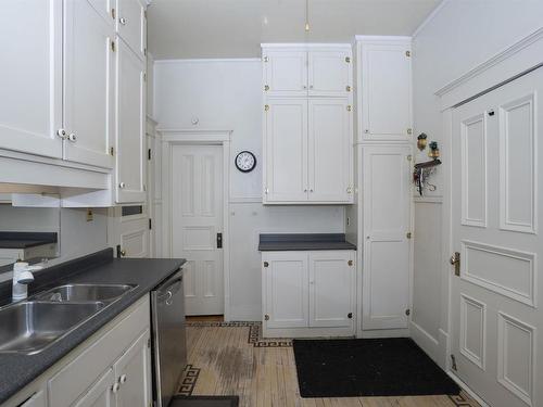 43 Summit Avenue, Thunder Bay, ON - Indoor Photo Showing Kitchen With Double Sink