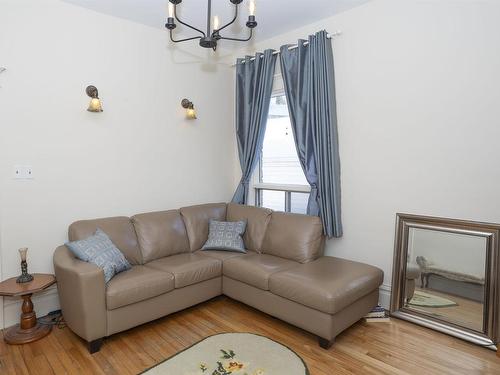 43 Summit Avenue, Thunder Bay, ON - Indoor Photo Showing Living Room