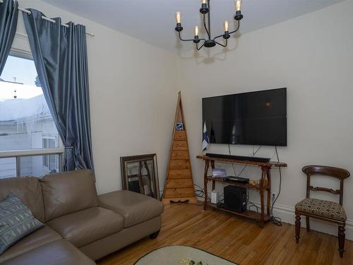 43 Summit Avenue, Thunder Bay, ON - Indoor Photo Showing Living Room