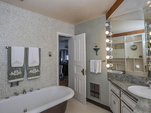 43 Summit Avenue, Thunder Bay, ON - Indoor Photo Showing Bathroom