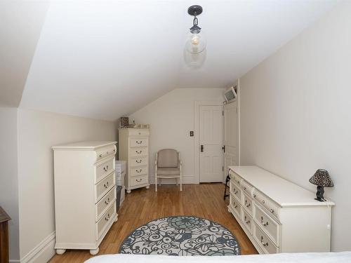 43 Summit Avenue, Thunder Bay, ON - Indoor Photo Showing Bedroom