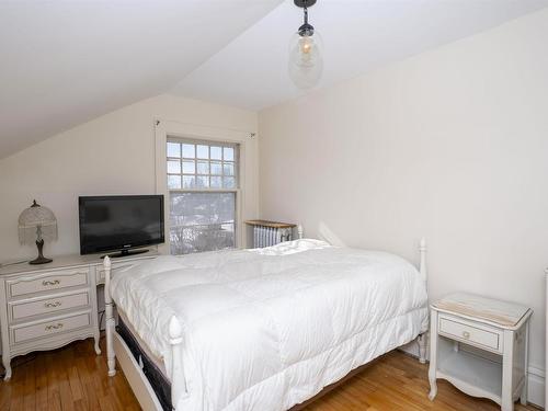 43 Summit Avenue, Thunder Bay, ON - Indoor Photo Showing Bedroom