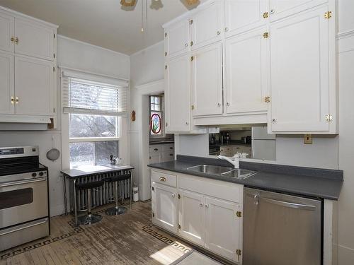 43 Summit Avenue, Thunder Bay, ON - Indoor Photo Showing Kitchen With Double Sink