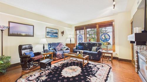 308-880 Dogwood Drive, Kimberley, BC - Indoor Photo Showing Living Room