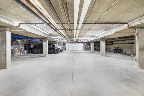 308-880 Dogwood Drive, Kimberley, BC - Indoor Photo Showing Garage