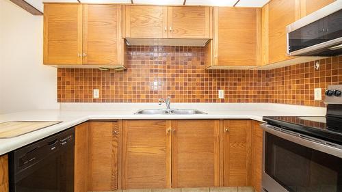 303-1075 Bernard Avenue, Kelowna, BC - Indoor Photo Showing Kitchen With Double Sink