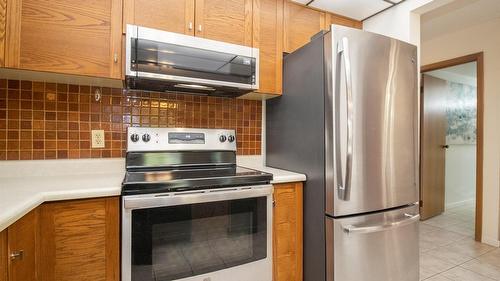 303-1075 Bernard Avenue, Kelowna, BC - Indoor Photo Showing Kitchen