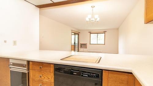 303-1075 Bernard Avenue, Kelowna, BC - Indoor Photo Showing Kitchen