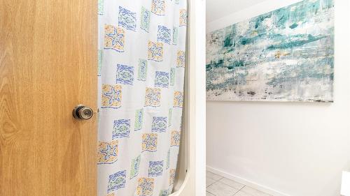 303-1075 Bernard Avenue, Kelowna, BC - Indoor