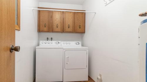 303-1075 Bernard Avenue, Kelowna, BC - Indoor Photo Showing Laundry Room