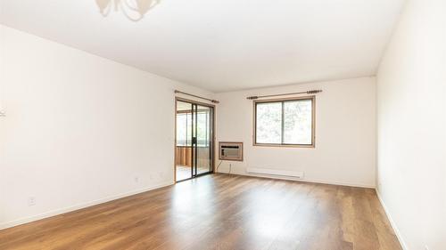 303-1075 Bernard Avenue, Kelowna, BC - Indoor Photo Showing Other Room