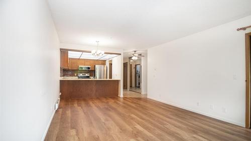303-1075 Bernard Avenue, Kelowna, BC - Indoor Photo Showing Kitchen