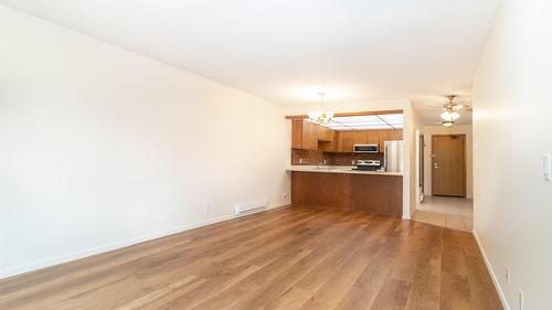303-1075 Bernard Avenue, Kelowna, BC - Indoor Photo Showing Kitchen