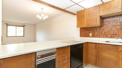 303-1075 Bernard Avenue, Kelowna, BC - Indoor Photo Showing Kitchen