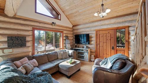 15-7080 Glenfir Road, Naramata, BC - Indoor Photo Showing Living Room